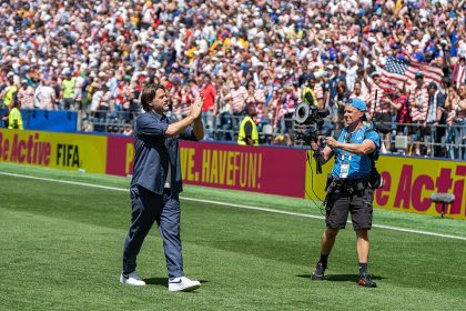 Mauricio Pochettino celebrating with the fans / Wikimedia Commons / Bryan Berlin