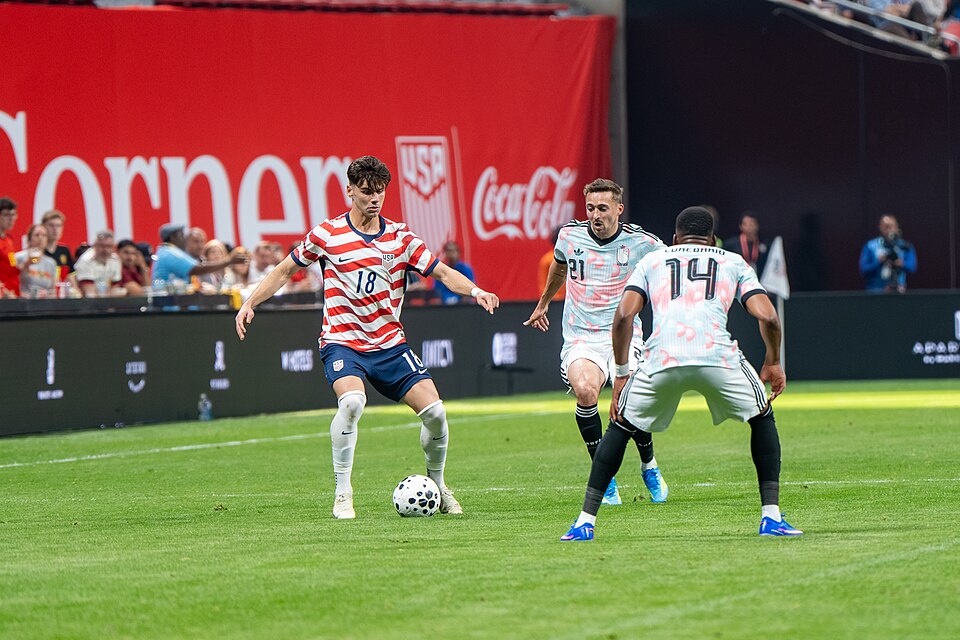 Max Arfsten playing with USMNT / Wikimedia Commons / Bryan Berlin