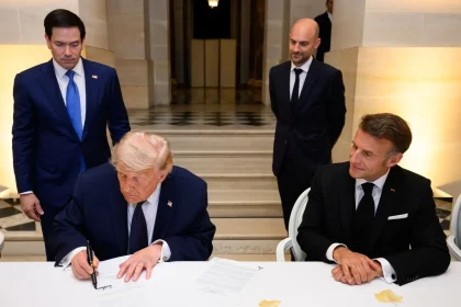 Donald Trump signs a Memorandum of Understanding between the Islamic Republic of Iran and the United States