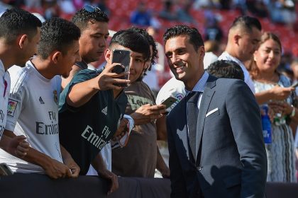 Álvaro Arbeloa with fans / Wikimedia Commons / All-Pro Reels