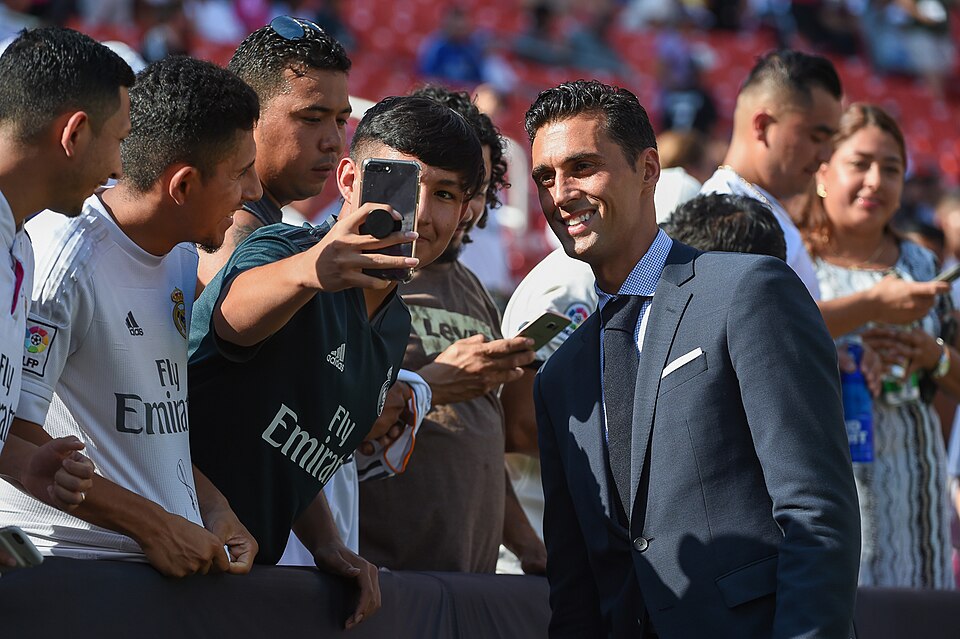 Álvaro Arbeloa with fans / Wikimedia Commons / All-Pro Reels