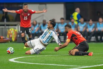 Leandro Paredes playing for Argentina at the FIFA 26 World Cup / Wikimedia Commons / Bryan Berlin