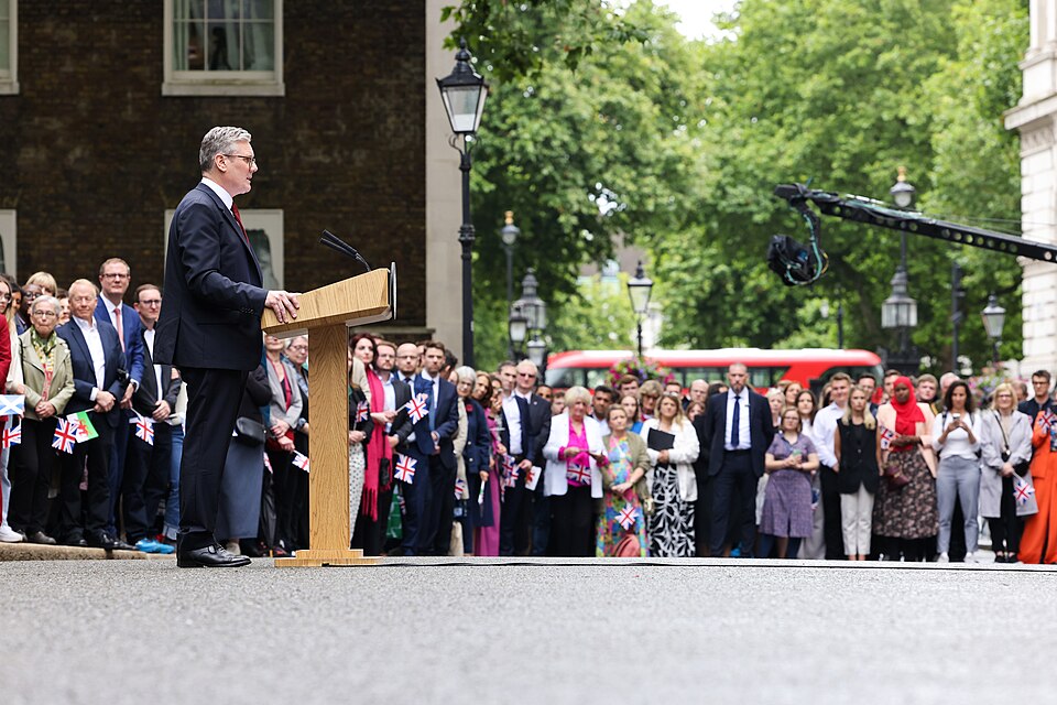 05/07/2024. London, United Kingdom. The Prime Minister, Sir Keir Starmer and his wife Victoria arrive at Number 10 Downing Street upon his appointment / Wikimedia Commons / Rory Arnold/ No 10 Downing