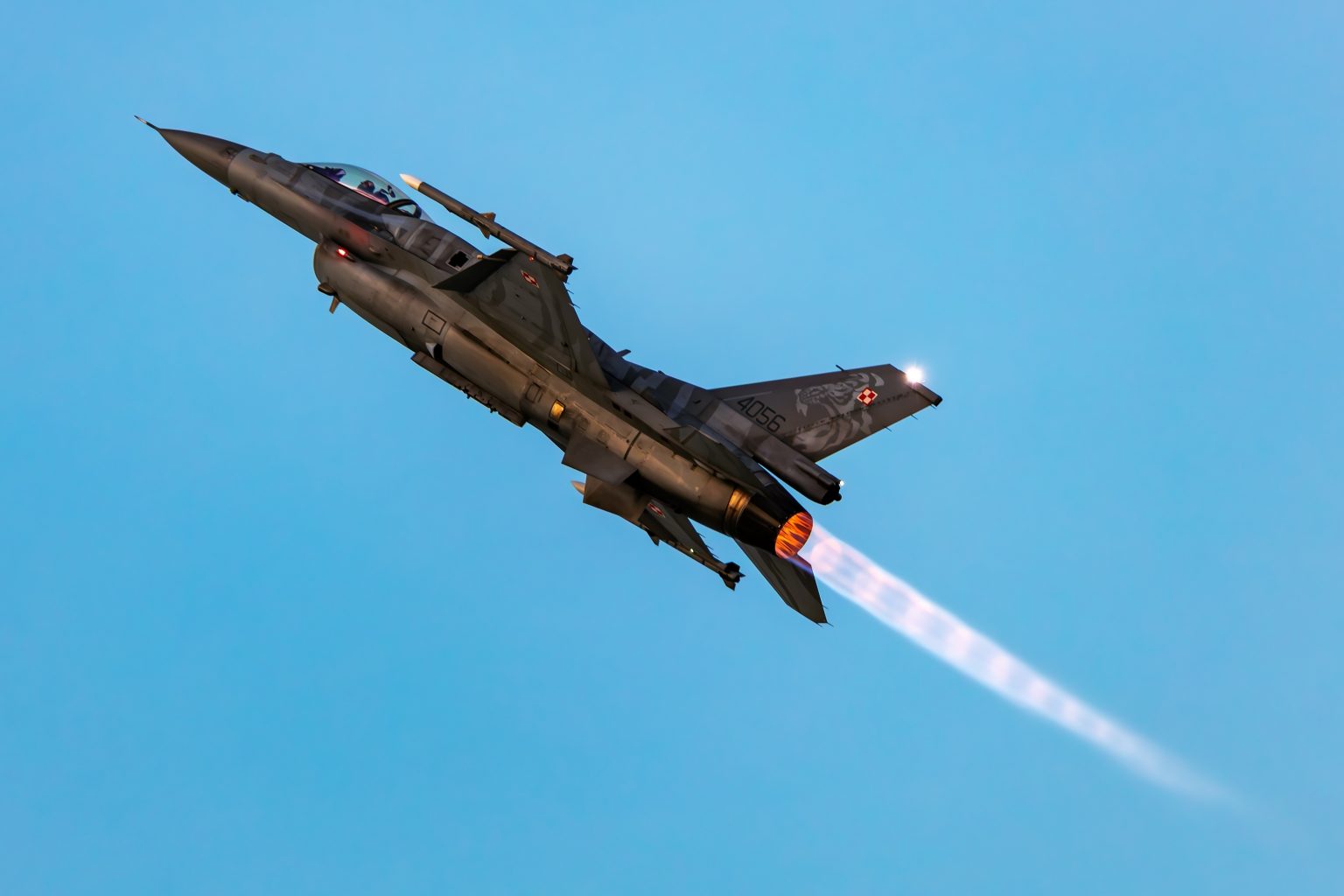 Radom, Poland - August 28, 2025: Polish Air Force Lockheed Martin F-16 fighter jet flying at twilight during training for the Radom Airshow, shortly before the tragic accident / Soos Jozsef / Shutterstock