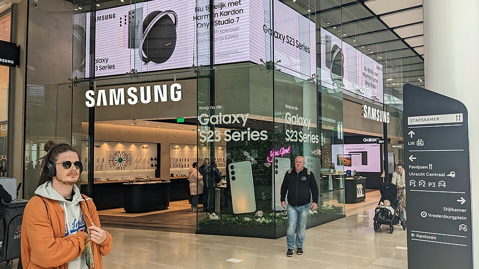 Samsung store / Wikimedia Commons / Donald Trung Quoc Don