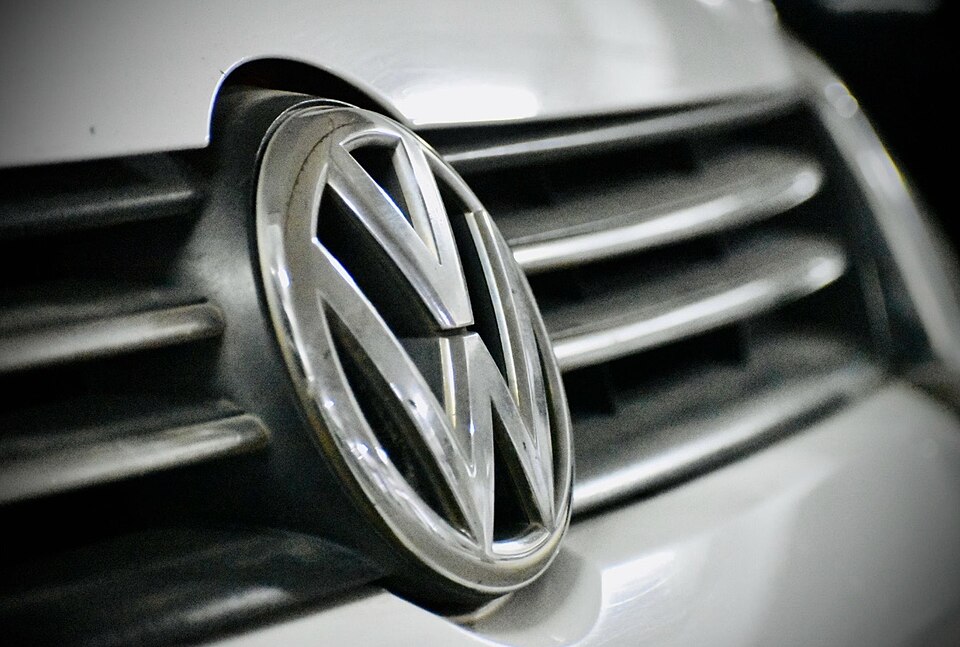 Volkswagen Emblem on the Front Grill / Wikimedia Commons / Atharv Chandel