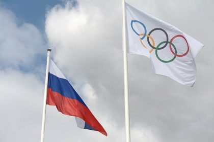 The Russian flag and the Olympic flag / Wikimedia Commons / The Presidential Press and Information Office