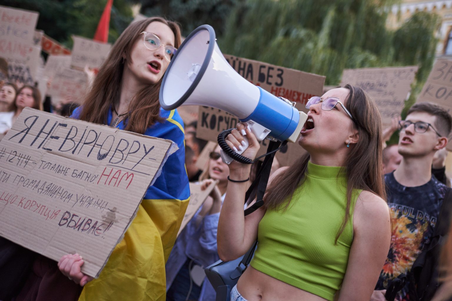 Kyiv, Ukraine - July 23th, 2025 - People protest in the city center after the Verkhovna Rada adopted Law #12414. The law limits the powers of two key anti-corruption institutions: NABU and SAPO / Vitaliy Holovin / Shutterstock