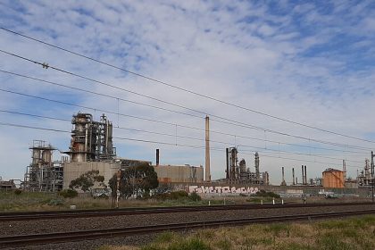 Oil Refinery in Australia / Wikimedia Commons / Sgroey