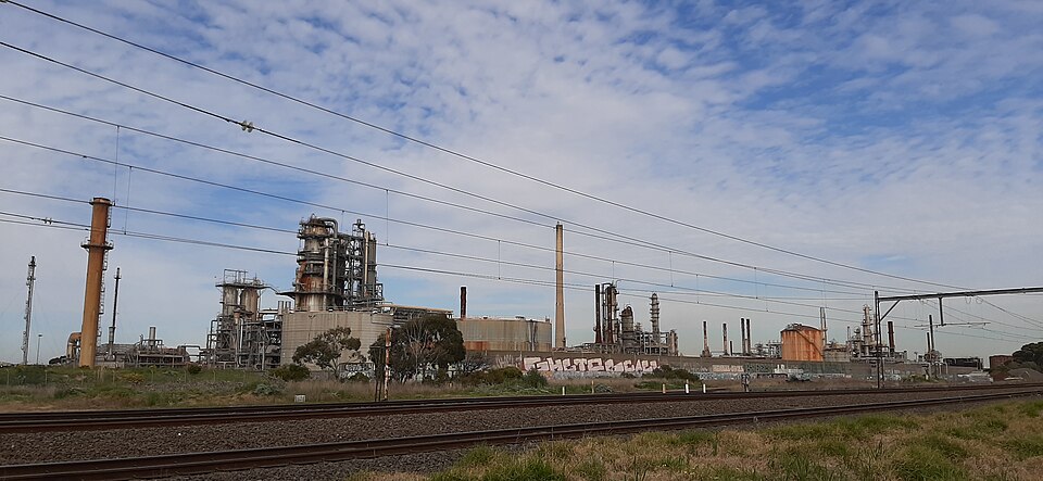 Oil Refinery in Australia / Wikimedia Commons / Sgroey