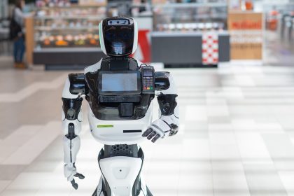 Robot informant in the store/atercorv/Envato